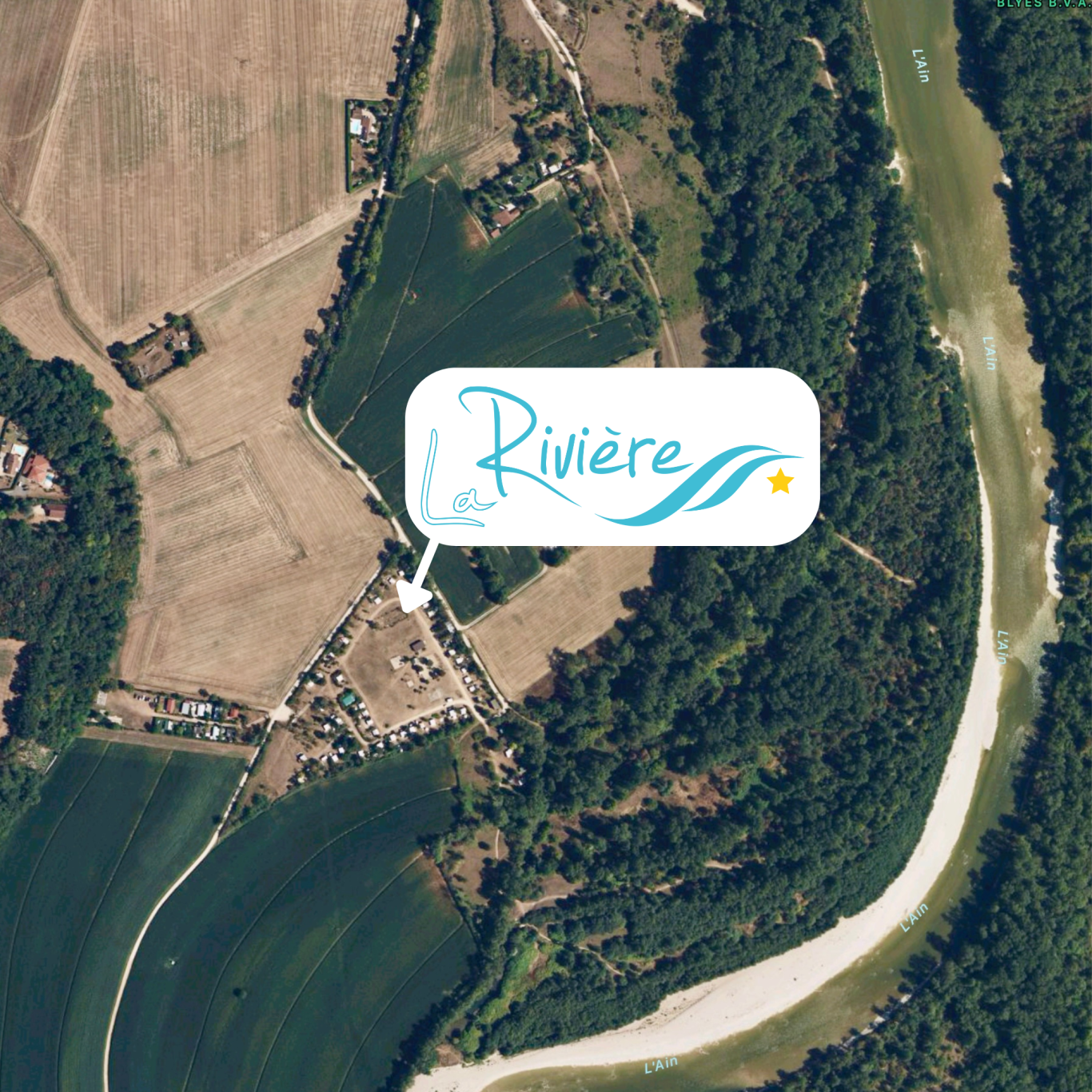 Vue aérienne d'une rivière entourée de terres agricoles et de végétation.